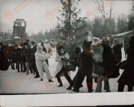 Extranjeros jugando a la "cuerda" en el parque Izmailivaki durante el Festival de Invierno Ruso de Moscú.