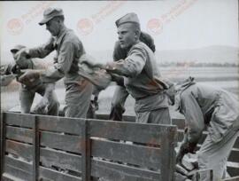 Solamente podía ocurrir en Austria: Soldados soviéticos y estadounidenses colaboran en la reparación de un dique, para evitar las consecuencias de las inundaciones, c. 1945.