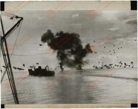 Un avión japonés cae al mar tras rozar el crucero americano " San Francisco", en la Batalla de Guadalcanal.