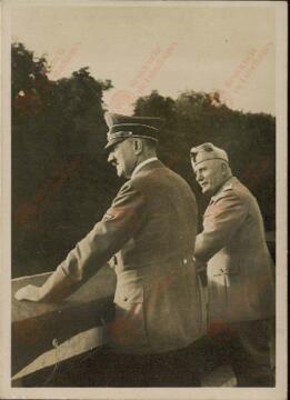 Hitler, Adolfo y Mussolini, Benito en balcón residencia del führer. Por Hoffmann. Munich, 18 junio 1940