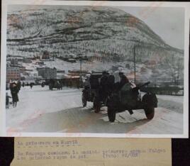 Fotografía de prensa de comboys con cañones en Narvik, Noruega.