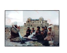 Gladieu, Stéphan. La plegaria de los Talibán, Palacio de Darul Aman, Kabul, Afganistán.