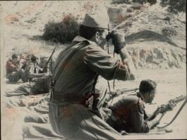 Guerra Civil Española. Soldados dispuestos a disparar.