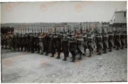 Gendarmes franceses desfilando en el Campo de concentración de Argelés en Canet Plage (Pyrenees Orientales), 1939.  Perteneciente a un conjunto de fotografías de la llegada de refugiados españoles republicanos al Campo de concentración de Argelés al finalizar la Guerra Civil española, 1939.
