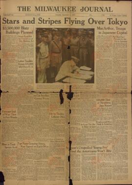 The Milwaukee Journal. 8 septiembre 1945. "Las barras y estrellas sobrevuelan Tokio."