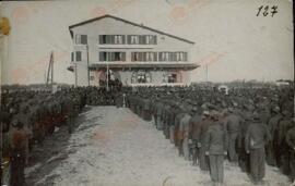 Recepción de españoles republicanos en el Campo de concentración de Argelés en Canet Plage (Pyrenees Orientales), 1939.  Perteneciente a un conjunto de fotografías de la llegada de refugiados españoles republicanos al Campo de concentración de Argelés al finalizar la Guerra Civil española, 1939.