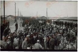 Refugiados españoles en su llegada al Campo de concentración de Argelés en Canet Plage (Pyrenees Orientales), 1939.  Perteneciente a un conjunto de fotografías de la llegada de refugiados españoles republicanos al Campo de concentración de Argelés al finalizar la Guerra Civil española, 1939.