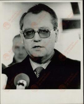 El Embajador Yuli Kvitsisnki, jefe de la delegación de la Unión Soviética que negocia con la de Estados Unidos la reducción del arsenal nuclear en Europa, en Ginebra, al frente de su delegación para reanudar las conversaciones. Ginebra, 25 de enero de 1983. (EFE/UPI)