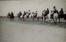 Miembros del Cuerpo africano desfilan a caballo en el Campo de concentración de Argelés en Canet Plage (Pyrenees Orientales), 1939.  Perteneciente a un conjunto de fotografías de la llegada de refugiados españoles republicanos al Campo de concentración de Argelés al finalizar la Guerra Civil española, 1939.