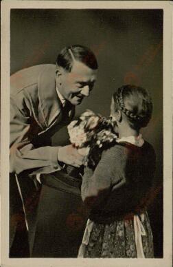 Adolf Hitler recoge unas flores. Por Hoffmann