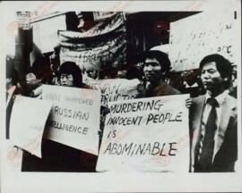 EFE/AP: "Un grupo de coreanos residentes en Londres se manifestaron hoy en las cercanías de la embajada de la URSS en Londres, en protesta por el abatimiento de un avión de las líneas aéreas de Corea, cuando al parecer sobrevolaba territorio soviético". Londres, 2 de Septiembre de 1983.