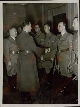 Militares nazis dándose la mano