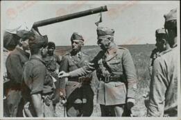 El General Gariboldi (1879-1970), Jefe de las Fuerzas italianas, con sus soldados en el frente ruso.