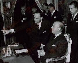 Fotografía de prensa del Ministro Manuel Fraga Iribarne con el General Francisco Franco y otras personalidades.