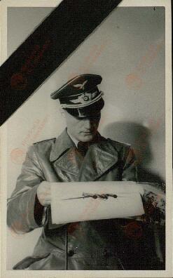 "Oficial aviador alemán. Crespón de luto"