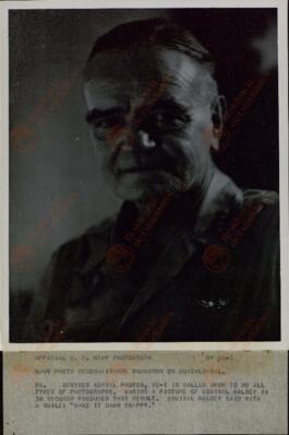 "Official US Navy Photograph: Almirante William F. "Bull" Halsey". 1 Noviembre 1943