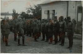 Fotografía de Guillermo II (1859 –1941), último Kaiser saludando y Bothmer, Félix Graf von (1852-1937), General Jefe de la Infantería alemana en el Frente Este, c. 1916, saludando a las tropas de este último.