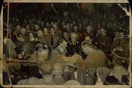Hitler reunido con miembros del NSDAP