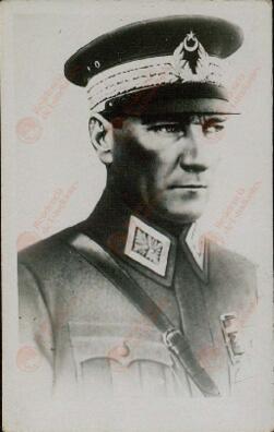 Postal reproduciendo una fotografía de Mustafá Kemal "Ataturk" (1881-1938), primer Presidente de Turquía (1923-1938), uniformado con gorro.