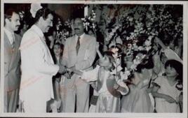 Sadam Hussein (1937-2006) con un grupo de niños iraquíes, c. 1985.