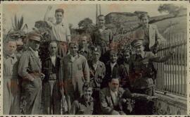 Postal fotográfica de un grupo de 14 soldados republicanos. Guerra Civil española (1936-1939).