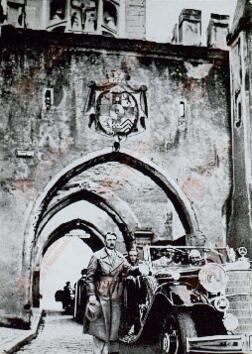 Hitler a la salida de la cárcel de Landsberg. 1923