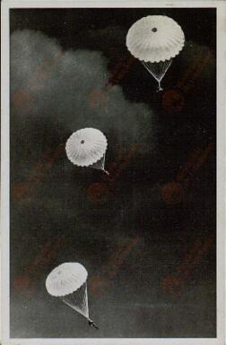 Postal Alemana. "Paracaidistas Descendiendo", c. 1940