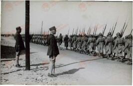 Gendarmes franceses desfilando en el Campo de concentración de Argelés en Canet Plage (Pyrenees Orientales), 1939.  Perteneciente a un conjunto de fotografías de la llegada de refugiados españoles republicanos al Campo de concentración de Argelés al finalizar la Guerra Civil española, 1939.