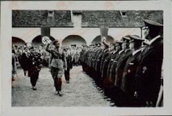 Oficial pasando revista a las tropas alemanas (posiblemente Skorzeny)