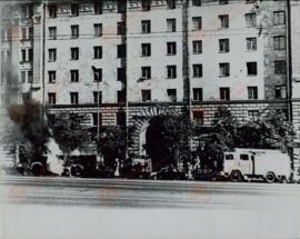 EFE/UPI: "Miembros del equipo de bomberos soviético acuden a sofocar el incendio que envuelve en llamas a un camión, situado cerca de la puerta principal de la Embajada de los EE.UU. en Moscú." Moscú, 9 de Septiembre de 1981.